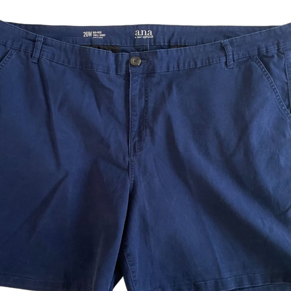 a.n.a. Women's Plus-Size 26 NAVY 4.5" Mid Rise Flat-front Chino Short